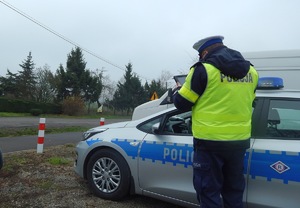 Policjant sprawdza w systemach dane kierowcy
