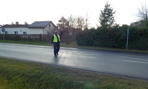 Policjant RD daje kierowcy znak do zatrzymania