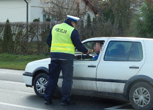Policjant kontroluje trzeźwość kierowcy vw
