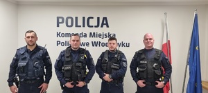 Policjanci stojący na korytarzu.