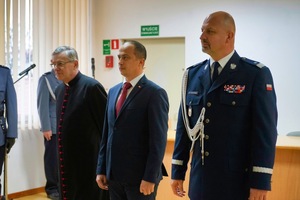 Komendant, wojewoda i ksiądz stoją obok siebie