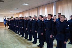 widok na policjantów biorących udział w ślubowaniu