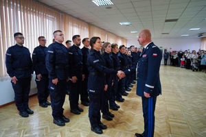 komendant wita się symbolicznie z policjantami biorącymi udział w ślubowaniu