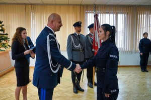 Komendant podaje dłoń policjantce