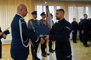 Komendant podaje dłoń policjantowi