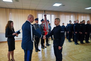 Komendant podaje dłoń policjantowi