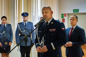 Komendant przemawia do osób biorących udział w ślubowaniu