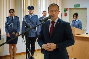 Wicewojewoda przemawia do osób biorących udział w ślubowaniu