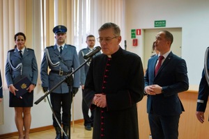 Ksiądz przemawia do osób biorących udział w ślubowaniu