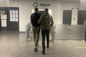 Policjanci prowadzą podejrzanego