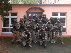 Funkcjonariusze podczas ćwiczeń - zdjęcie grupowe.