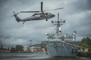 Ćwiczenia z wykorzystaniem policyjnego śmigłowca Black Howk.
