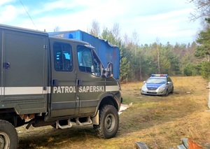 Patrol saperski i policyjny radiowóz