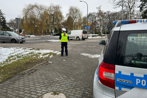 Policjanci kontrolują zatrzymany samochód