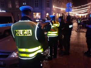 policjanci kontrolują taksówkę