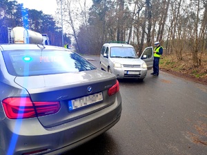 Policjant RD kontroluje kierowcę citroena, obok nieoznakowany radiowóz