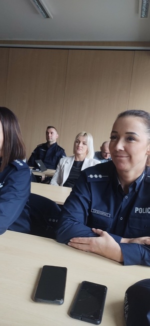 Uśmiechnięta Policjantka podczas wykładu.