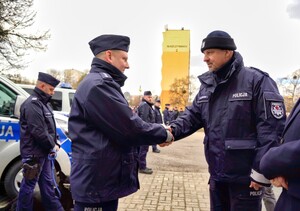 Policjant otrzymuje gratulacje.
