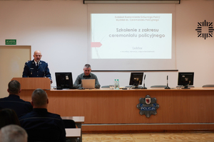 Zdjęcie ogólne Komendanta Wojewódzkiego Policji w Bydgoszczy witającego uczestników szkolenia.