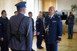 policjant melduje Komendantowi Wojewódzkiemu Policji w Bydgoszczy