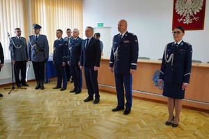 Ujęcie na Komendanta Wojewódzkiego Policji w Bydgoszczy i jego Zastępców, którzy stoją obok siebie