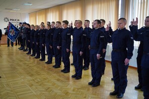 policjanci stoją w dwuszeregu z podniesioną prawą ręką i powtarzają słowa roty ślubowania