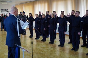 Komendant Wojewódzki Policji w Bydgoszczy stoi na przeciwko ślubujących policjantów i czyta rotę ślubowania
