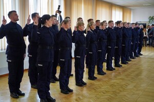policjanci stoją w dwuszeregu z podniesioną prawą ręką i powtarzają słowa roty ślubowania