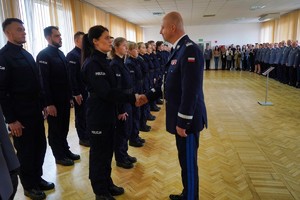 Komendant Wojewódzki Policji w Bydgoszczy uściska rękę policjantce stojącej w szeregu
