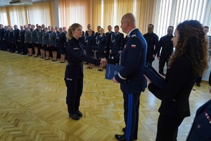 Komendant Wojewódzki Policji w Bydgoszczy gratulując uściska rękę policjantce