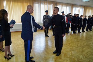 Komendant Wojewódzki Policji w Bydgoszczy gratulując uściska rękę policjantowi