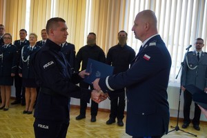 Komendant Wojewódzki Policji w Bydgoszczy gratulując uściska rękę policjantowi