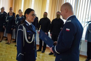 Komendant Wojewódzki Policji w Bydgoszczy wręcza rozkaz personalny Zastępcy Komendanta Wojewódzkiego Policji w Bydgoszczy