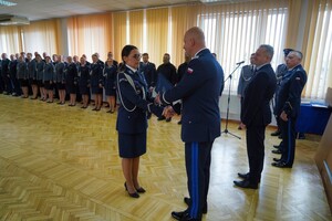 Komendant Wojewódzki Policji w Bydgoszczy uściska dłoń i wręcza rozkaz personalny Zastępcy Komendanta Wojewódzkiego Policji w Bydgoszczy
