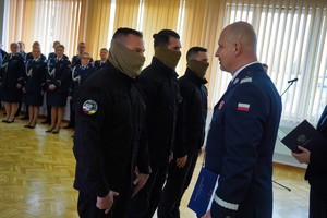 Komendant Wojewódzki Policji w Bydgoszczy gratuluje policjantom Samodzielnego Pododdziału Kontrterrorystycznego Policji, którzy mają założone maskujące chusty na twarzy