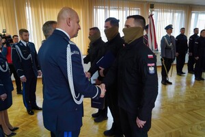 Komendant Wojewódzki Policji w Bydgoszczy, podając rękę, gratuluje policjantom Samodzielnego Pododdziału Kontrterrorystycznego Policji, którzy mają założone maskujące chusty na twarzy