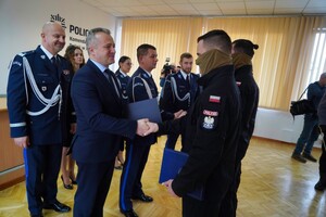 Wojewoda, podając rękę, gratuluje policjantom Samodzielnego Pododdziału Kontrterrorystycznego Policji, którzy mają założone maskujące chusty na twarzy