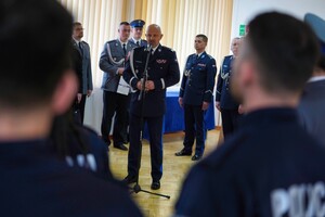 ujęcie zza pleców policjanta na przemawiającego Komendanta Wojewódzkiego Policji w Bydgoszczy