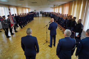 ujęcie z tyłu na przemawiającego Komendanta Wojewódzkiego Policji w Bydgoszczy do policjantów i zebranych gości