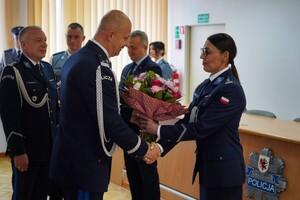 Komendant Wojewódzki Policji w Bydgoszczy wręcza inspektor Małgorzacie Jorka kwiaty