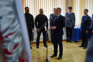 Wojewoda przemawia do zebranych policjantów i gości