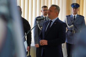 Wojewoda przemawia do zebranych policjantów i gości