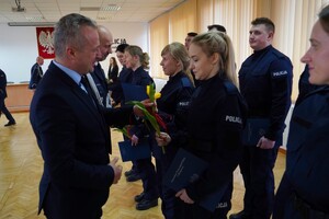 Wojewoda i Komendant Wojewódzki Policji w Bydgoszczy wręczają kwiatki policjantkom