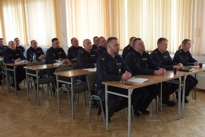 policjanci siedzą w ławeczkach