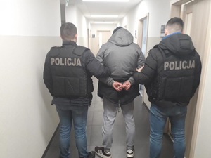 Zatrzymana z policjantami.