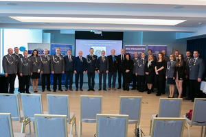 Zdjęcie grupowe członków regionu IPA Sępólno Krajeńskie w sali konferencyjnej na tle banerów.