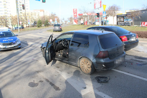 uszkodzony volkswagen stoi przed skrzyżowaniem