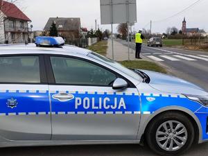 Policjant kontroluje prędkość przy przejściu dla pieszych