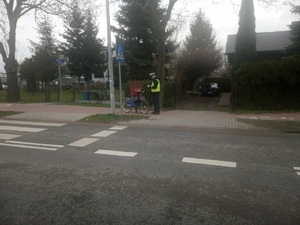 policjant legitymuje rowerzystkę przy przejściu dla pieszych