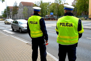 Policjanci przy drodze.